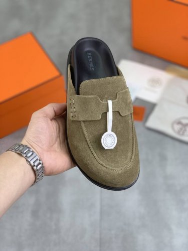 工厂价 顶级版本 Hermes 新款皮拖情侣款全系列 升级顶级版本.最全颜色 二舅拖hermes麂皮.牛皮2种材质选择 夏天的第一双鞋一定就是可爱的拖鞋啦！爱马