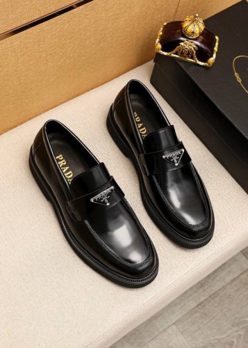 商品商标：Prada 普拉达 休闲皮鞋 正码码数: 39-44 38.45.46订制 商品材料：精选 进口头层开边珠牛皮鞋面+奢华五金扣，进口水染牛皮内里。强烈