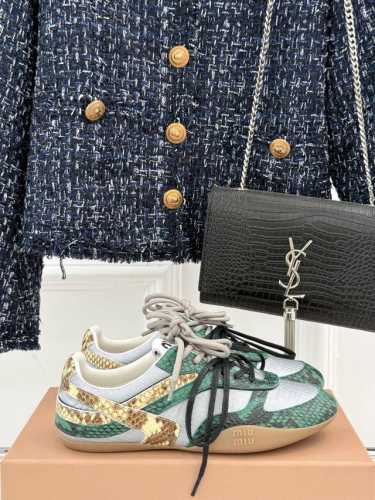 厂价 Miu Miu 缪缪25Ss秀场新品运动鞋 这双运动鞋引起关注Miu Miu 与 New Balance 合作系列无疑是近几年最成功的运动鞋单品， 本季M