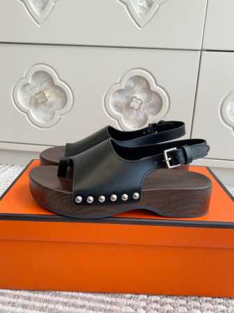 Hermes 爱马仕H家 kos系列 木底 厚底套趾夹脚凉鞋顶级品质小牛皮木底凉鞋，搭配可调节袢带。设计简约流畅，打造休闲时尚造型。 鞋面：进口小牛皮 厚底4c - 点击图像关闭