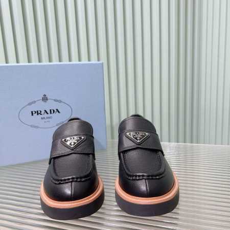 Prada**24aw新款乐福鞋 荔枝纹牛皮面里牛皮 橡胶底 这款鞋面搭配三角牌金属扣，中和了整个鞋子的气质，完全不会特别正式或者老气，有点俏皮感觉但完全不会甜 - 点击图像关闭
