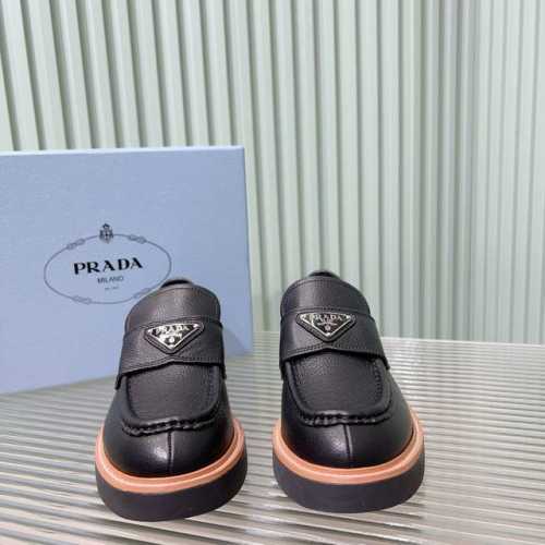 Prada**24aw新款乐福鞋 荔枝纹牛皮面里牛皮 橡胶底 这款鞋面搭配三角牌金属扣，中和了整个鞋子的气质，完全不会特别正式或者老气，有点俏皮感觉但完全不会甜