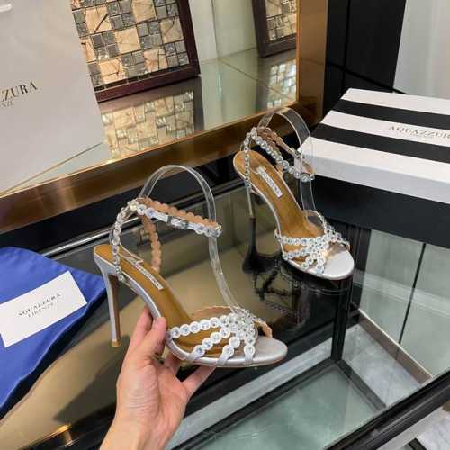 冲量价: Aquazzura 菠萝2024 春夏新品高跟凉鞋。满满的钻，超闪 精致女人必备款太性感了吧！超级显气质的一款。 松紧套脚一字踝带高跟，简洁别致造型，