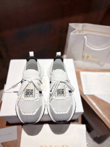 dior Chrono迪奥 高版本新款.休闲.商务.集一体运动鞋. 简约超级百搭. 鞋面搭配 Logo布标.上脚完美奢华可任意搭配春夏秋冬服饰. 上脚更是舒适