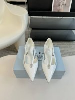 PRADA 普拉达 经典款 三角标单鞋系列 简单的设计大概就是它最让人喜欢的点 不是烂大街的那种 很有自己的品牌个性 面料采用小牛漆皮 内里垫脚混种羊皮 意大利