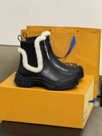 L V fw23 new arrival～ L家秋冬贝壳头羊毛靴子 真的太好看了吧 羊毛衍边装饰，好温婉 贝壳头造型 俏皮可爱增高效果也不错呀 皮毛一体内里和垫