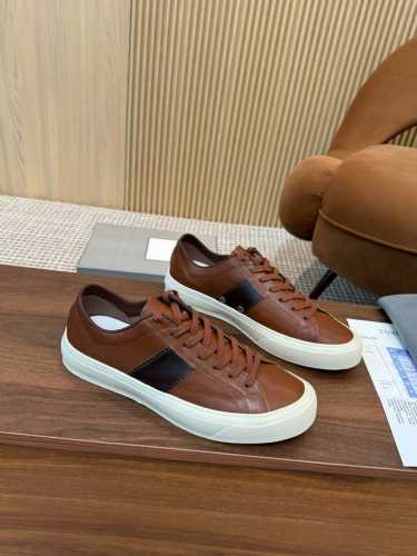 汤姆 Tom Ford 美国复古轻奢款Size：39-45Tom Ford来自欧美品牌，贸易原单，国内罕见，不易撞款 春夏穿到秋冬，跨越温差限制，又能驾驭各种风