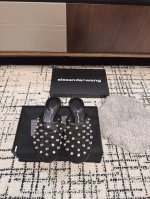 Alexander Wang 亚历山大王 2025Ss凉拖系列 火爆 拖鞋 上街穿的拖鞋 软乎乎的鞋面有点像海绵的感觉 这双真的是时髦精必备 鞋面 原版竖纹布料