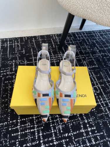 代购级 Fendi 24ss 芬迪系列 双FF 尖头 高跟 凉鞋 每年必备FF拖今年还加了新的系列，美到无法言喻 绝好的穿着舒适感可是经典必备，各种风格搭配都H