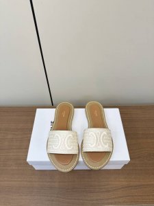 celine塞琳 2025春夏凯旋门草编拖鞋 凯旋门英伦风平底微标凉鞋拖鞋简约大气时髦耐看不过时是时尚圈永不退潮的经典所在，复古的英伦风格，让你穿出不一样的气质