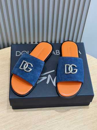 D&G小牛皮徽标男士拖鞋 作为精湛工艺和精美细节的象征，全新拖鞋点缀电镀dg徽标，高频工艺成就立体廓形。 进口牛皮鞋面+牛皮内里+意大利真皮大底 Size:39 - 点击图像关闭
