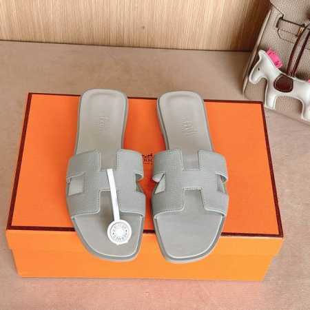 可配飞机盒50出厂价p Hermes 爱马仕H拖鞋Oran凉鞋系列 时尚又百搭 超级舒服 每个细节都做到极致 原版Epson掌纹面料 原版1:1独家私模鞋面 原 - 点击图像关闭