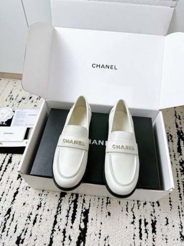 代购级香奈儿乐福鞋 专柜同款 闭眼入的经典 Chanel 25 A春夏新款乐福鞋来啦 每年必囤的百搭神器 上脚秒变贵气小姐姐 设计简约又高级 所有细节1:1还原