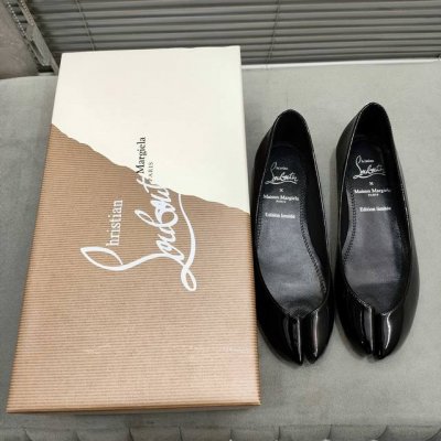 出厂 Cl X Maison Margiel* 25Ss分趾平底单鞋 Maison Margiela 与 Christian Louboutin 推出首个联名鞋