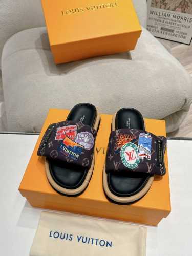 P250情侣款 最新款-- Louis Vuitton 路易威登 最新时尚休闲半拖鞋～代购级当季最新潮品 众多博主纷纷种草，入购原版开模定制，鞋面采用牛仔Lv字