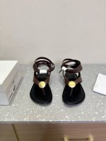The row 小众潮牌 25ss春夏新款 极简百搭平底 罗马绑带 人字拖 凉鞋真的是史上我穿过最最舒服的款式太柔软啦！磨脚星人一定要收了它 有一丢高级又简约的
