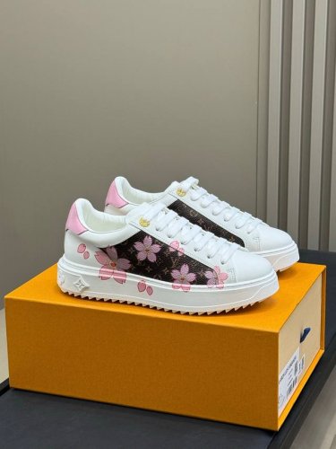 lv 驴牌Ss25Time Out 系列 压印字母小白鞋 板鞋 Monogram花卉运动鞋 色彩跳跃，吼吼看哦，增高效果不错 原版小牛皮材质，原版Tpu鞋底 S
