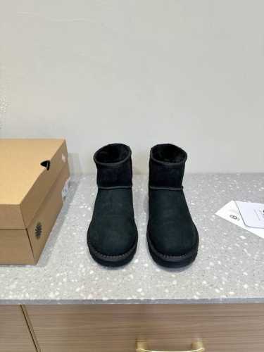 中帮 UGG 油叽叽 秋冬新款 毛毛鞋 棉鞋 真的是必须人手一双！慵懒随性的代表 穿搭上脚真的很高级 上脚包裹感超nice 很舒服，懒人必备，可以搭配衣柜里所有