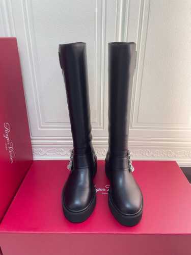 Roger Vivier 2024ss罗杰维维亚秋冬新款经典款 轻松打造张扬帅气风格，又不失维维亚魅力，RV每年的靴子总是时尚利器，本季新品Vivi’Range