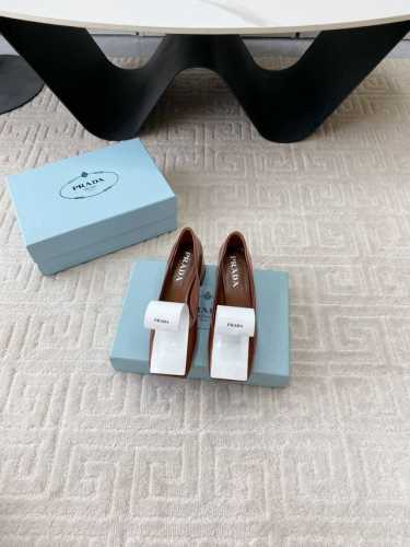 出厂价 Prada 普拉达2025春夏走秀款系列 专柜同步发售 经典小粗跟款式这几年非常火 面料采用特供进口开边珠牛皮，整双鞋就是非常显质感 内里垫脚羊皮进口真