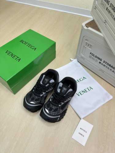 最全色 Bv Orbit运动鞋 王一博 同款 情侣款老爹鞋 Runner运动鞋，采用轻质科技网布面料。 搭配几何图案设计橡胶外底。 黑色 女款 男款10 王炸系