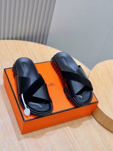 实价 Herme*H家Infra男士凉鞋拖鞋-原版复刻 购入原版一比一打造，大底私模，每个颜色对应的大底颜色跟原版一样的。懂货的来 超轻鞋底采用对比色设计，脚感