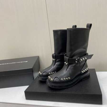 出厂价 顶级品质 Alexander Wang 亚力山大 王秋冬最新走秀爆款系列 今年最值得入手的靴子 没有之一！超多网红明星上脚 厚底设计，不仅增添了高度，更 - 点击图像关闭
