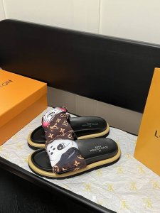 出厂 Lv拖鞋情侣款 Pool Pillow Comfort 必入系列！魔术贴高级慵懒风 百看不厌款 时尚度拉满 细节用心感受 反复调试配色 性感白 炫酷黑 惊