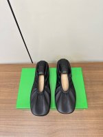 Bottega veneta 24ss秋冬网红ins平底奶奶鞋 Bottega veneta奶奶鞋 *时髦炸了更换设计师首秀奶奶鞋Bv开挂了，逆天爆款原版开发