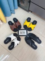 出厂价 PRADA 普拉达男士拖鞋来袭，大LOGO彰显风范，原版防滑耐磨橡胶大底！细节处理非常完美细节图奉上，自行观赏超舒适直拖！穿着舒适不掉脚！人手必备一双！