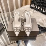 出厂： Balenciaga 巴黎世家新款 水钻Bb扣尖头高跟凉鞋 高跟鞋 巴黎世家的鞋子绝对开了挂，整双鞋的精髓就是它的鞋头了，够长够尖，并且不带臃肿感，非常