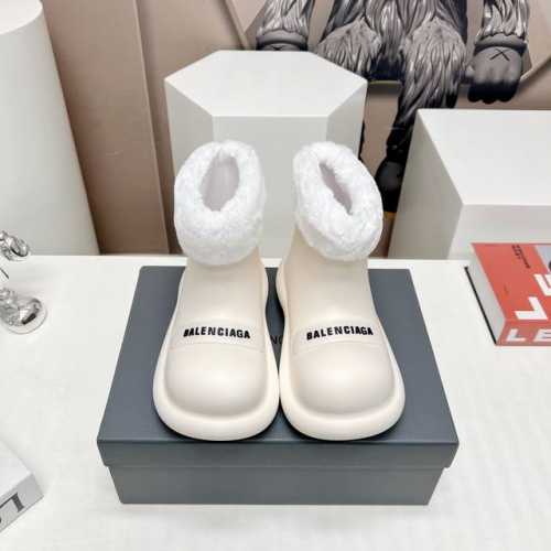 独家顶级版本 BALENCIAG*巴黎世*家vs秋冬新款雨靴系列 娃娃头字母雨靴 新款上架这款平底在欧美街拍中出境率超高，ins也是火了一把，调鞋楦都调