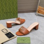 独家顶级版本 Gucci古*驰2025春夏最新爆款凉拖鞋系列 圆头纯色钻扣后空凉鞋 最新双G水钻饰扣原单品质 原汁原味的欧式风格，上脚非常完美穿搭上配此鞋，优雅