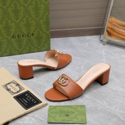 独家顶级版本 Gucci古*驰2025春夏最新爆款凉拖鞋系列 圆头纯色钻扣后空凉鞋 最新双G水钻饰扣原单品质 原汁原味的欧式风格，上脚非常完美穿搭上配此鞋，优雅
