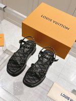 louis Vuitton 路易威登 Maya Flatform 凉鞋 本款 Maya Flatform 凉鞋选用光滑牛皮革，令宽幅鞋带穿梭于皮革鞋舌之间，再以