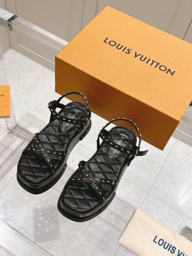 louis Vuitton 路易威登 Maya Flatform 凉鞋 本款 Maya Flatform 凉鞋选用光滑牛皮革，令宽幅鞋带穿梭于皮革鞋舌之间，再以