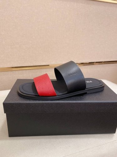 工厂p价 prada 拖鞋 顶级代购 男士春夏拖鞋专柜同步 鞋面意大利进口牛皮搭 标志图形高品质工艺 鞋底 原厂特供原版底 独家活动成型底超级舒适 原厂跟单货