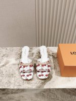 驴家早春新品 New Arrival Lv春夏拖鞋 也太出彩了 时尚性感舒适 拉满了夏日美鞋能给的满分情绪价值.鞋的造型也很乖巧好看呀 鞋面选用进口牛皮印花 羊
