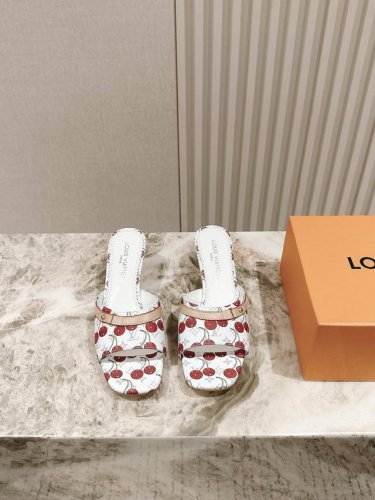 驴家早春新品 New Arrival Lv春夏拖鞋 也太出彩了 时尚性感舒适 拉满了夏日美鞋能给的满分情绪价值.鞋的造型也很乖巧好看呀 鞋面选用进口牛皮印花 羊
