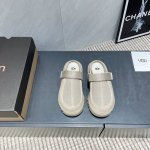 出厂 顶级版本 Ugg~25Vs春夏爆款松糕厚底凉鞋系列 松糕厚底半拖 主打一个随心索性 简单大方不失优雅 夏天的专属浪漫！！ 面料:原版定制牛皮透气网 内里: