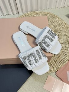 Miumiu 缪缪新款 钻扣拖鞋 高品质闭眼入 采用羊皮 真丝鞋面 人工缝线褶皱 弹力皮垫脚更加柔软舒服 施华洛世奇水钻扣 巨闪 原版真皮大底 size:# 3
