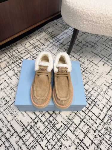 代购级 Prada普拉达 24ss 厚底 休闲 羊毛短靴 这款运动鞋延续经久不衰的轮廓，是新款经典单品 采用麂皮 精心制作， 提升格调 款式轻盈，搭配三角扣标志