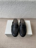 Brunello Cucinelli 新款拖鞋 春夏新款 又不喜欢那个牌子的来 珠链设计一眼Bc 不烂大街 好穿好搭 时髦有型 bc很有品味 配上一双袜子穿也很