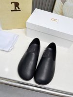 高品质出厂 The Row 圆头单鞋第一眼看到这个鞋子就爱上了，带点复古味随意搭配都好看！穿起来又酷又潮，各大网红博主都在穿它，整个鞋子非常柔软，好穿不磨脚。简