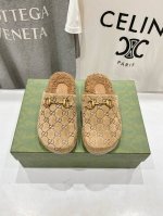 高版本出厂 Gucci* 古驰2024ss秋冬新款居家毛拖 羊羔毛的拖鞋真的是太好穿了 这款最新系列以基本廓形和标志性细节为特色。采用品牌代表材质 GG 反绒牛