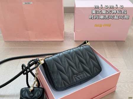配盒 缪缪Miumiu 美式复古神仙包 谬谬美式复古拿捏住了 最主要的是，它能装！它太能装了！ 尺寸：23 16 - 点击图像关闭