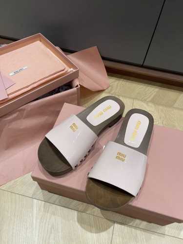出厂 袜子+10 上新Miumiu 缪.缪.25春夏秀场漆皮袜套木屐凉鞋拖鞋 市面顶级原单版，Zp对比做货，所有细节都跟柜上一致：包括鞋面皮料，鞋垫内里皮料、刻