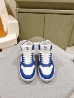 低帮 高帮 * 系列 减龄百搭&高低帮运动鞋！ 本款LV Squad 运动鞋以 Monogram 牛仔布展露夏日清新。加厚凸纹橡胶外底不失轻盈，双鞋带、漆光孔眼