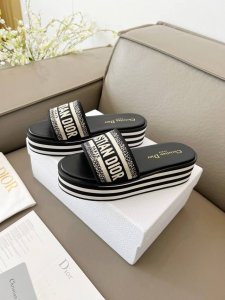 橙子出厂价p dior 迪奥新款 字母刺绣厚底拖鞋 休闲凉拖 一字拖 圆头增高木底一字凉拖刺绣字母Logo厚底拖鞋 高度适中超美 上脚不仅舒适还很惊艳 厚底 5