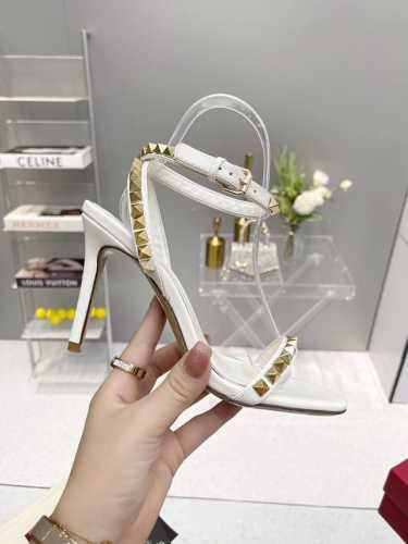 Vt春夏新款，简直不要太好看了！！！小性感的同时又带有少女的小可爱经典的铆钉永不过时，这次大铆钉的设计满满的高级感，Yuan版打造，你值得拥有 面料：进口开边珠